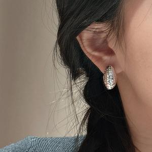 Boucles d'oreilles rétro françaises en argent pur S925, design incurvé à sequins effet glace pilée, avec un éclat unique et tendance - Product Image 2