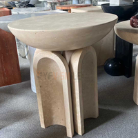 Table basse en marbre naturel avec base sphérique, table ronde en pierre artisanale sur mesure pour un espace de vie moderne