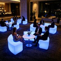 Ensemble table et chaises LED lumineuses courbes – Écologique, durable, moderne, étanche – Mobilier de bar lumineux pour cuisine, sous-sol, extérieur, salle de sport, hôtel