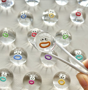 Jouets sensoriels anti-stress mignons et miniatures Kawaii à presser avec expressions faciales – Cadeaux de Noël pour filles et familles - Product Image 1