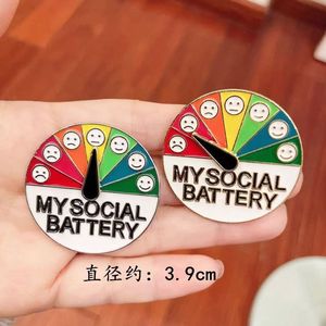 Broche My Social Battery, badge rond en métal de 3,9 cm avec expressions emoji pour sacs et accessoires - Product Image 1