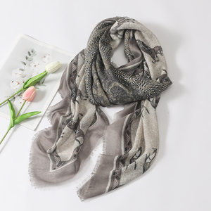 Syal persegi pola kuda mewah baru musim panas 135*135cm selendang katun wanita Muslim bergaya kereta dicetak persegi selendang kapas - Product Image 4