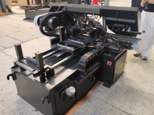 Scie à ruban horizontale robuste GS260 avec moteur d'alimentation automatique pour la découpe industrielle du métal, capacité de 260 mm - Product Image 2