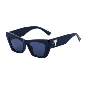 Lunettes de soleil œil de chat de style européen pour femmes, monture noire, verres PC, protection UV400, design tendance et branché avec branches larges - Product Image 2