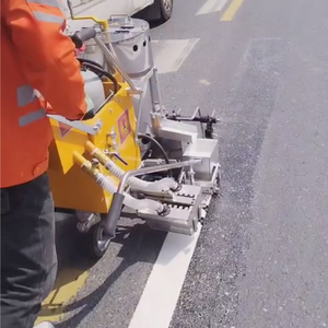Machine de marquage routier thermoplastique en aluminium poussée à la main avec épaisseur de traçage réglable (1,0-3,0 mm) et vitesse de 1,5 km/h - Product Image 1