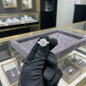 แหวนเพชรพลอยสั่งทำพิเศษ ตัวเรือนแพลตตินั่มประณีต พร้อมรายละเอียดพลอยเจียระไนสวยงาม เครื่องประดับชั้นดีสำหรับผู้หญิง เหมาะสำหรับเป็นของขวัญ - Product Image 2