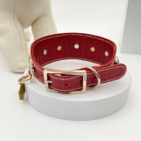 Collier pour chien en cuir véritable, motif crocodile rouge gaufré, boucle ornée de strass, pierres vertes taille émeraude, clous décoratifs marguerite pour chiens de petite et moyenne taille