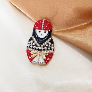 Nouvelle <span class=keywords><strong>Broche</strong></span> Matryoshka Russe en Émail Rouge Exquis avec Perles et Strass pour Femme - Bijou Tendance (1 pièce) - Product Image 3
