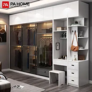 PA透明门白色防晒霜设计，适用于带床和不锈钢衣柜的完整卧室套装