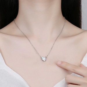 Collar de circonita para mujer, colgante simple en forma de corazón de 10 mm, cadena para clavícula, súper brillante, a la moda, combina con todo, joyería transfronteriza - Product Image 2