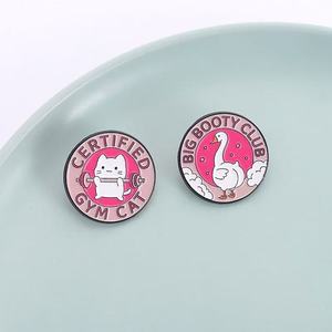 Broches Metálicos con Diseño de Animalitos Rosados para Club Big Booty, Pin de Solapa Esmaltado con Impresión UV - Product Image 1
