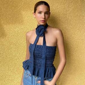 VOIKERDR เสื้อครอปผ้าเดนิมแบบไม่มีสายรัดสำหรับผู้หญิง ฤดูร้อน แต่งระบายลายดอกไม้ เสื้อครอปยีนส์ลำลอง ระบายอากาศได้ดี แฟชั่นทันสมัย - Product Image 4