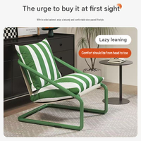 Fauteuil inclinable moderne capitonné éco-responsable pour décoration de Noël, avec structure métallique rouge et tissu rayé, confortable comme une chaise longue