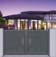 Portail automatique BAMUS en aluminium et fer forgé de luxe sur mesure avec barres verticales, durable et écologique pour l'entrée extérieure de villas modernes