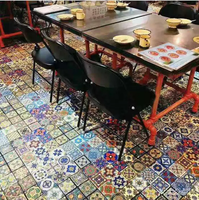 Carreaux de sol en céramique marocains peints à la main, résistants à l'usure et antidérapants, texture fleurs et plantes pour la décoration de cuisines et restaurants