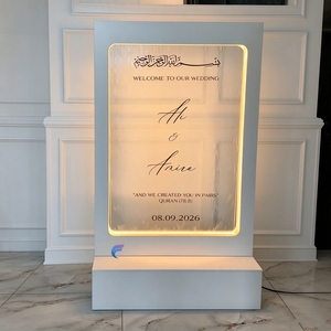 Letrero de Bienvenida de Acrílico Personalizado para Boda con Luz LED y Efecto de Lluvia - Product Image 1