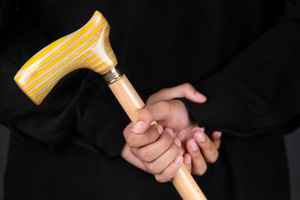 Bastón de Resina y Madera con Mango Ergonómico y Acabado Suave, Ideal para Personas Mayores - Product Image 2