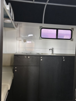 Camper de luxe pour 2 chevaux, pour une nuit |   Remorque combinée avec cuisine et espace de couchage |   Châssis galvanisé à chaud