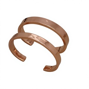 Brazalete de Cobre de Lujo Hecho a Mano, Brazalete Ajustable con Textura Moderna, Personalizable, Regalo para el Día de San Valentín, Día de la Madre - Product Image 1
