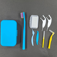 Kit de soins bucco-dentaires orthodontiques de poche 4-en-1, brosse à dents portable avec nettoyeur de bretelles et étui en PP, prend en charge l'impression de logo personnalisé