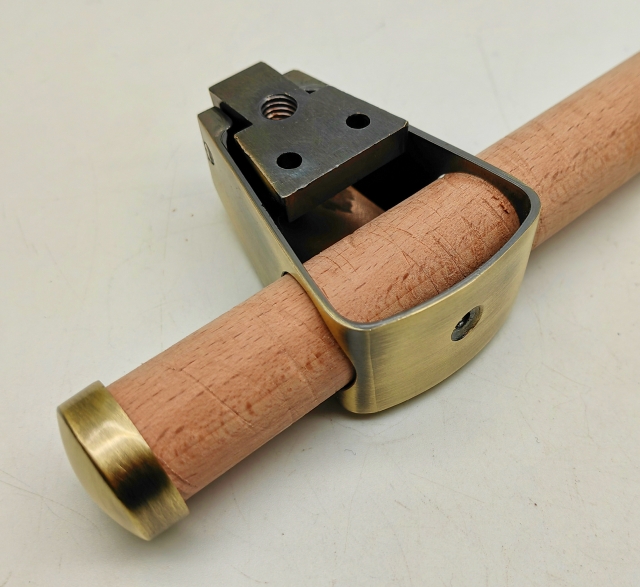 Sarggriffschatulle mit Metallschwingenstange 1038-3 zamak Punkt und Endstöpsel mit hölzerner Stange