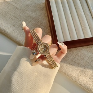 Orologi al Quarzo Vintage da <span class=keywords><strong>Donna</strong></span> in Acciaio Inossidabile Placcato Oro con Diamanti Incastonati, Bracciale Quadrato e Rotondo, Stile Lussuoso ed <span class=keywords><strong>Elegante</strong></span> - Product Image 6