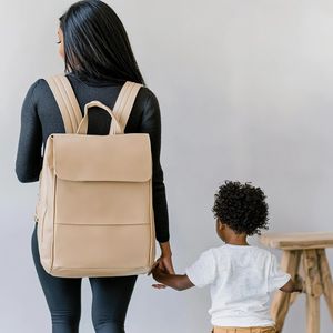 Mochila portátil de cuero <span class=keywords><strong>Beige</strong></span> Fabricante Bolso de madre personalizado Mochila de pañales de cuero genuino de alta calidad con cubierta de solapa - Product Image 3
