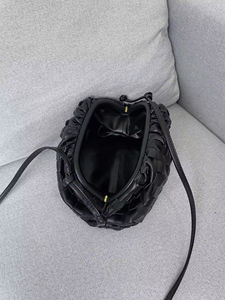 กระเป๋าถือสตรีแบบทอคุณภาพสูง ดีไซน์ทันสมัย สายสะพายเดี่ยว ทรงครึ่งวงกลม หนังแท้ กันน้ำ ซิป แฟชั่น - Product Image 5