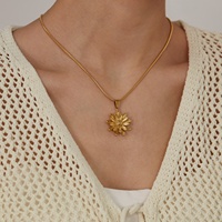 Usine directe femmes Double couche marguerite collier plaqué or fleur conception tout match Imitation perle bijoux en acier inoxydable