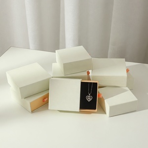 Caja de Embalaje Personalizada para Joyería, Caja de Regalo de Cartón Beige con Tapa para Pulsera - Product Image 4