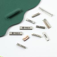 Solution de vêtements de haute qualité multifonction personnalisé gravé étiquette en métal Clips de queue fermoir pince en métal