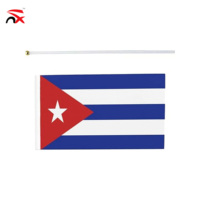 Drapeau cubain miniature à agiter à la main avec mât en plastique pour défilés, événements sportifs et décorations de fête