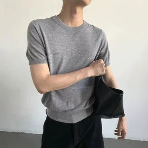 เสื้อยืดแขนสั้นผู้ชายสีเทาถักทรงเข้ารูป ขอบแขนแบบริบ สีพื้น สำหรับวัยรุ่น ออกกำลังกาย - Product Image 1