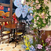 Tables et chaises de restaurant de style vintage, meubles en bois massif robustes pour bistro et café