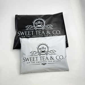 Sobres de Poliéster Negro Mate Personalizados - Bolsas de Envío de Plástico con Logotipo Blanco Impreso, Bolsas Acolchadas con Cierre Autoadhesivo - Product Image 1