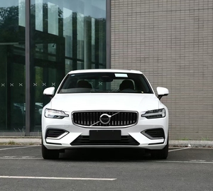   XC60 B5 SUV de Lujo con Tracción en las Cuatro Ruedas para Movilidad Empresarial Premium y Viajes Familiares con Potencia Híbrida Turbo de 250HP y Espacioso Interior - Product Image 3