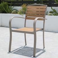 Ensemble de salle à manger d'extérieur en aluminium durable avec table et chaises au design moderne, résistant aux intempéries, en bois plastique pour villa et cour.