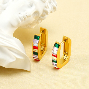 Boucles d'oreilles créoles hexagonales en zircon cubique pour femmes |   Acier inoxydable plaqué or 18K PVD |   Imperméable et hypoallergénique - Product Image 2
