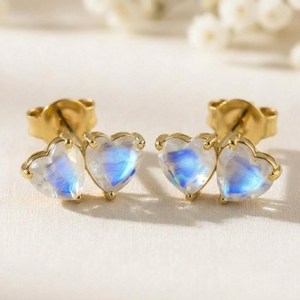 Boucles d'oreilles clous en pierre de lune arc-en-ciel en forme de cœur, finition dorée, avec pierre précieuse naturelle en forme de cœur, bijoux minimalistes, délicats et élégants - Product Image 6