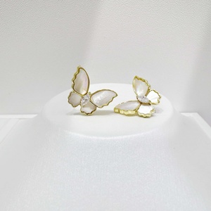Pendientes de botón de mariposa de plata de ley 925 personalizados, de lujo, para uso diario, para chicas, chapados en oro de 22k, estilo coreano. - Product Image 1