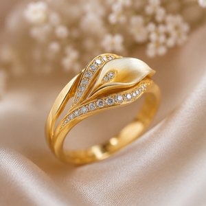 Anillo de Lirio Calla Chapado en Oro con Circonita Cúbica, Anillo de Compromiso Floral, Joyería Única Inspirada en la Naturaleza para Mujer, Anillo Elegante - Product Image 2