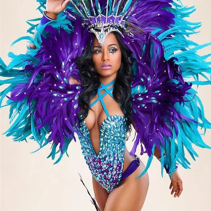 Festival Brasil Seksi Panggung Pesta Tari Liar Karnaval Sayap Bulu Kupu-kupu dengan Hiasan Kepala Kostum Bikini Rio Cabaret Samba
