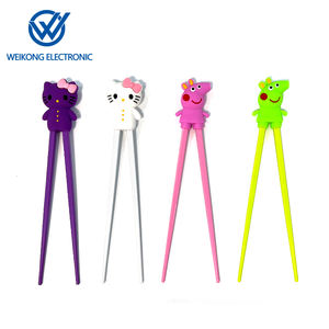 ตะเกียบพลาสติกลายการ์ตูนสัตว์น่ารักสำหรับเด็ก ลายหมี<span class=keywords><strong>แพนด้า</strong></span> เหมาะสำหรับการเรียนรู้พื้นฐาน การฝึกใช้เครื่องใช้ในบ้าน และการฝึกการใช้ตะเกียบกับอาหาร - Product Image 2