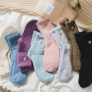 Vente en gros de chaussettes thermiques chaudes et douillettes pour femmes Chaussettes en éponge pour dormir à la maison Chaussettes d'hiver moelleuses à broderie pour femmes - Product Image 1