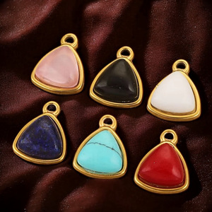 Charme en pierre semi-précieuse naturelle en forme de triangle |   Cadre en acier inoxydable plaqué or 18 carats PVD |   Pendentifs de Couleurs Assorties pour la Fabrication de Bijoux DIY - Product Image 3