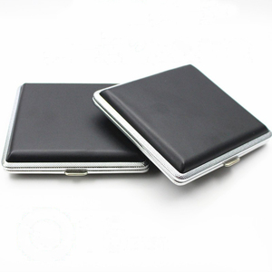 <span class=keywords><strong>Étui</strong></span> <span class=keywords><strong>à</strong></span> cigarettes pour hommes et femmes <span class=keywords><strong>étui</strong></span> <span class=keywords><strong>à</strong></span> cigarettes <span class=keywords><strong>à</strong></span> bande en cuir mince 20 pièces <span class=keywords><strong>étui</strong></span> <span class=keywords><strong>à</strong></span> cigarettes en vrac usine vente en gros autocollant métal Adv - Product Image 1