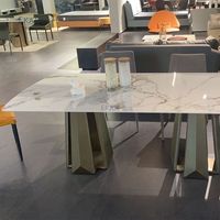 Table élégante avec dessus en marbre et base en cuivre antique en acier inoxydable brossé