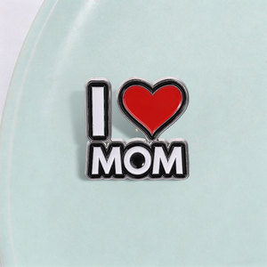 Pin Enamel Custom I Love Mom Hati Merah Lencana Logam Hadiah Hari Ibu Pin Kerah Kreatif untuk Ibu Perhiasan Fashion - Product Image 3