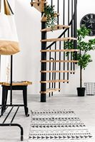 Escalier en colimaçon intérieur au design minimaliste, marches en bois de hêtre laqué, main courante en PVC, garde-corps en acier.