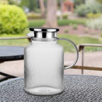 Pichet en verre nervuré avec couvercle en acier inoxydable, parfait pour l'eau, le jus, le thé glacé.